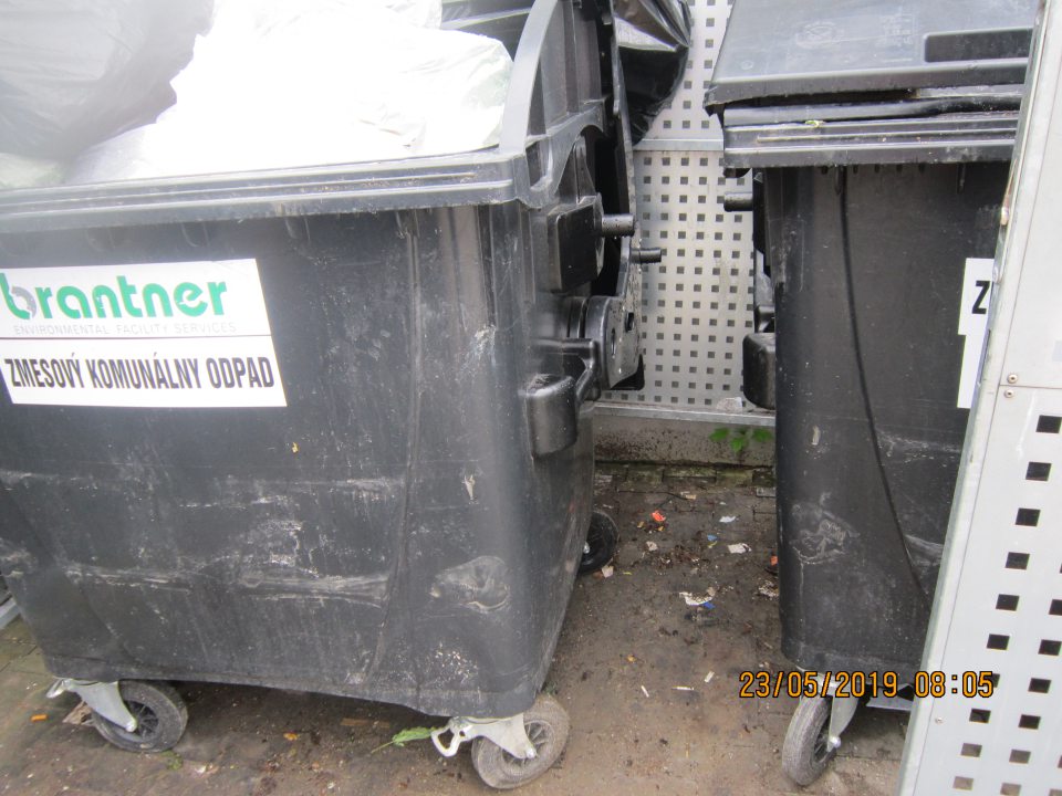 V kontajneroch určených na komunálny odpad  sa nachádza aj zelenina