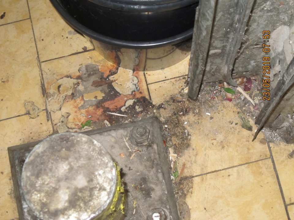 Znečistené podlahy v sklade potravín