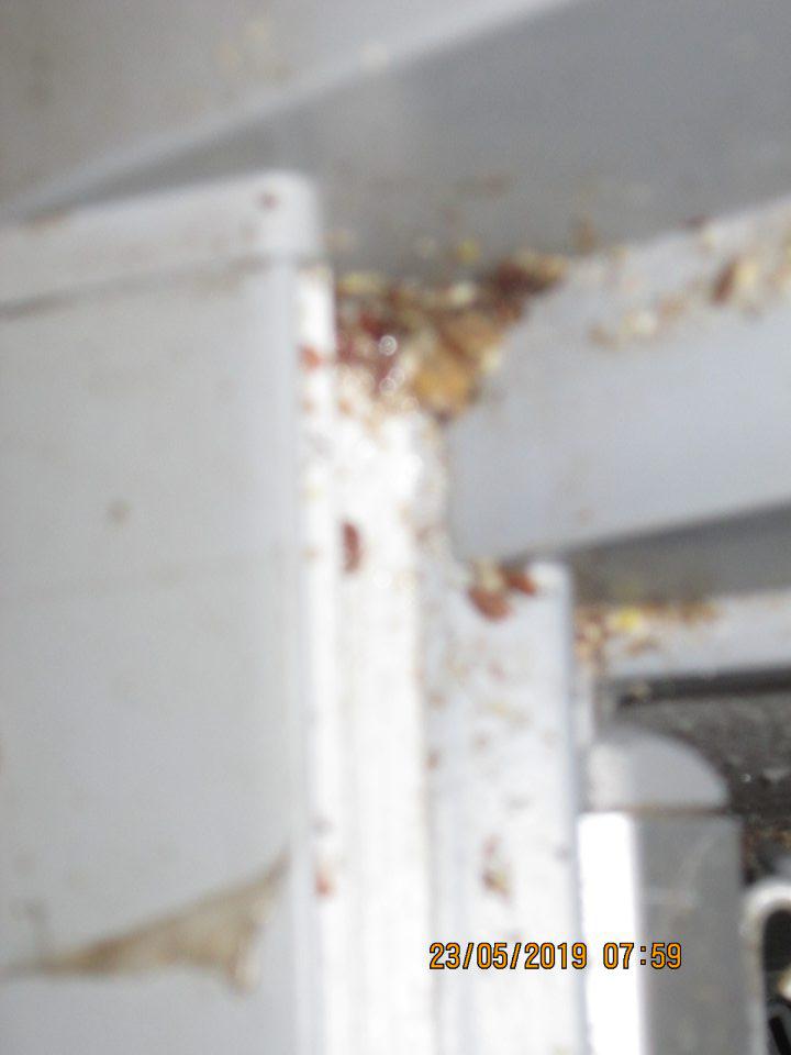 Znečistená vnútorná lišta posuvných dvierok mraziaceho zariadenia