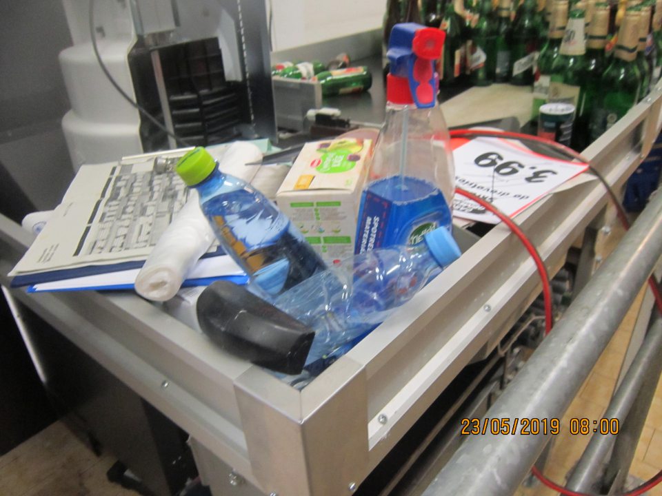 Na posuvnom páse na fľaše je uložené množstvo vecí osobnej potreby , písacie potreby