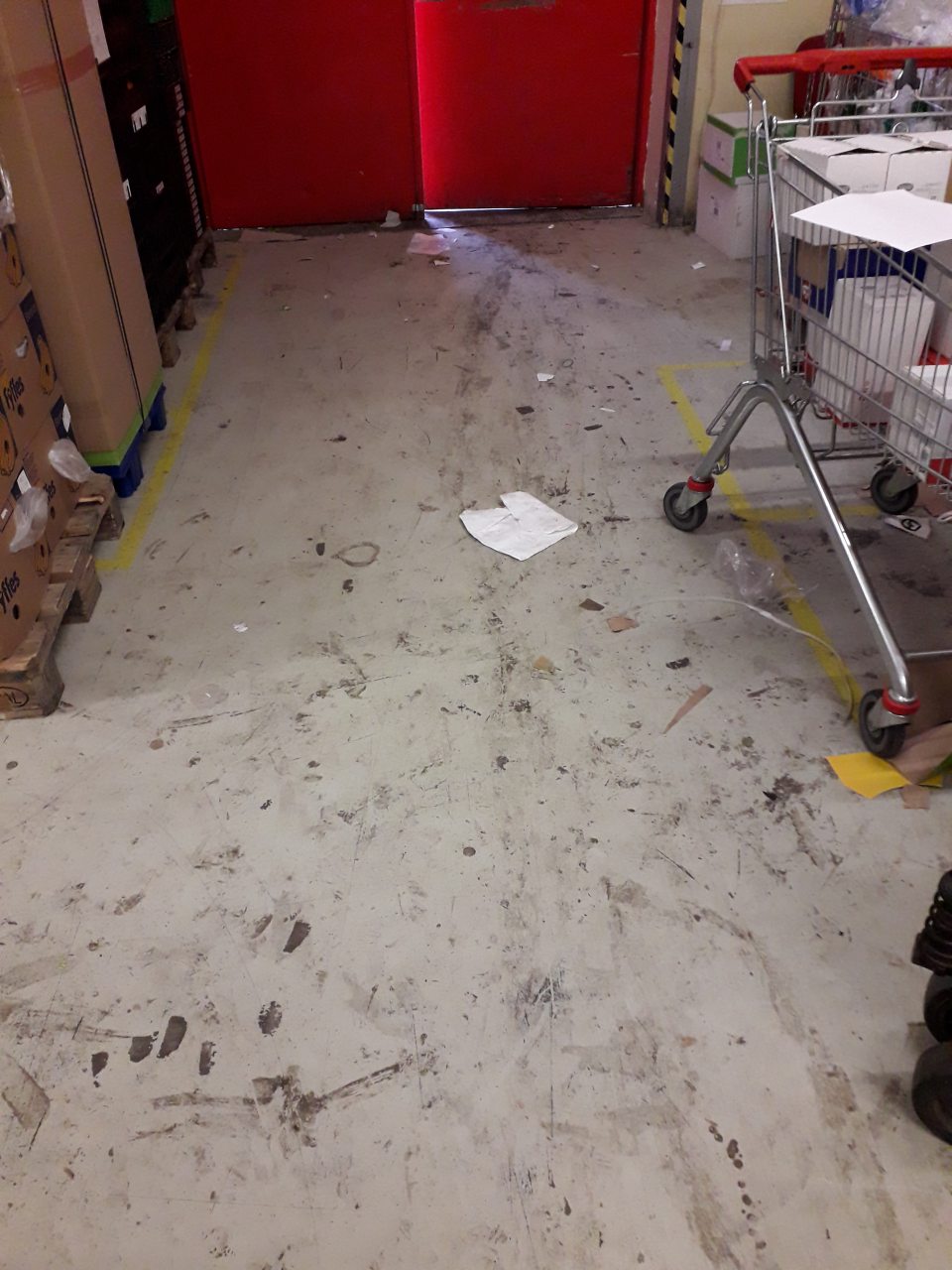 Znečistená podlaha v priestoroch skladu