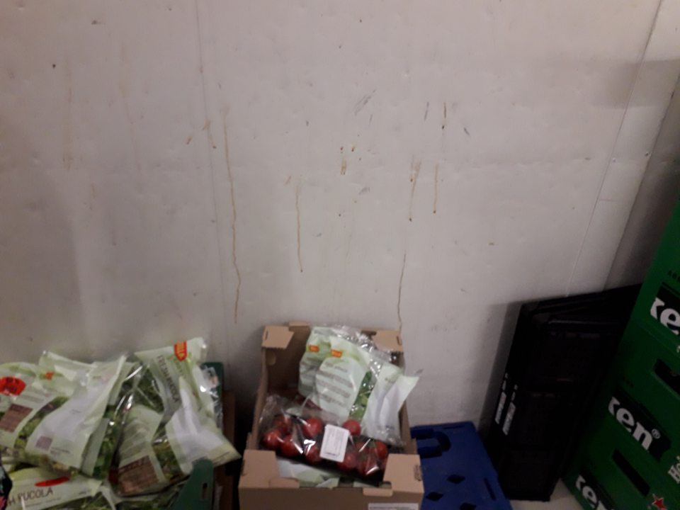 Znečistená stena v miestnosti určenej na prebaľovanie ovocia a zeleniny