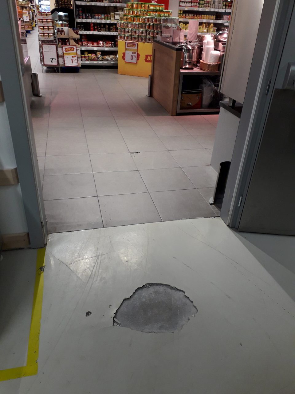 Poškodená, necelistvá, podlaha v priestoroch skladu