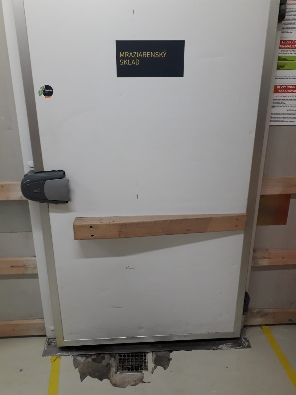 Poškodená podlaha pred mraziarenským skladom