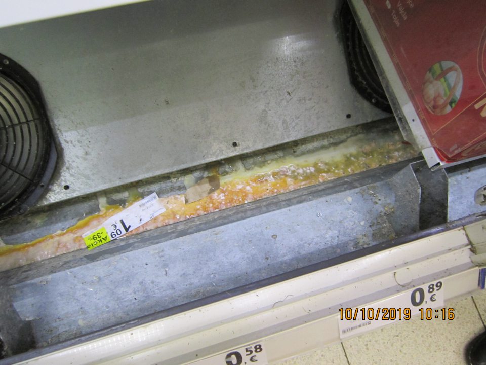 Na predajnej ploche v chladiacich vitrínach označených NK3 (vo vitrínach boli uložené mliečne výrobky, mlieko, vajíčka) bola zistená zatečená zaschnutá tekutina pod mriežkou a regálom na dne chladiacej vitríny