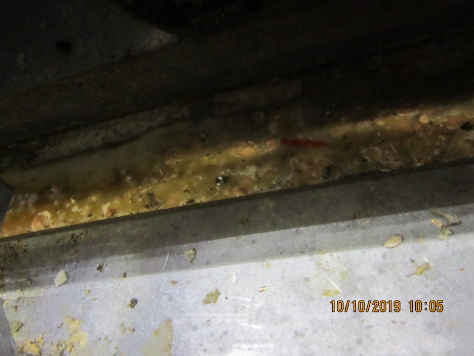 Na predajnej ploche v chladiacich vitrínach označených NK3 (vo vitrínach boli uložené mliečne výrobky, mlieko, vajíčka) bola zistená zatečená zaschnutá tekutina pod mriežkou a regálom na dne chladiacej vitríny