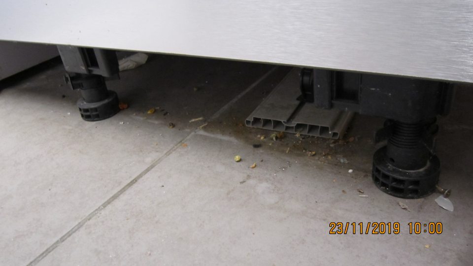 Na predajnej ploche na oddelení predaja lahôdok
v ťažko prístupných miestach znečistená podlaha
od zaschnutej špiny, prachu, mastnoty,
napadaných nečistôt.  