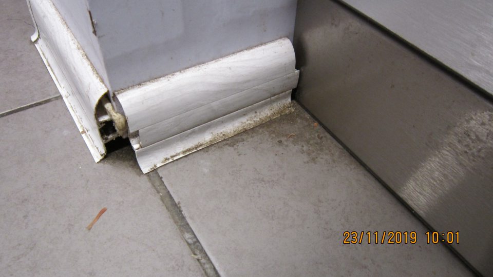 Na predajnej ploche na oddelení predaja lahôdok
znečistená podlaha od zaschnutej špiny, prachu,
mastnoty, napadaných nečistôt. 