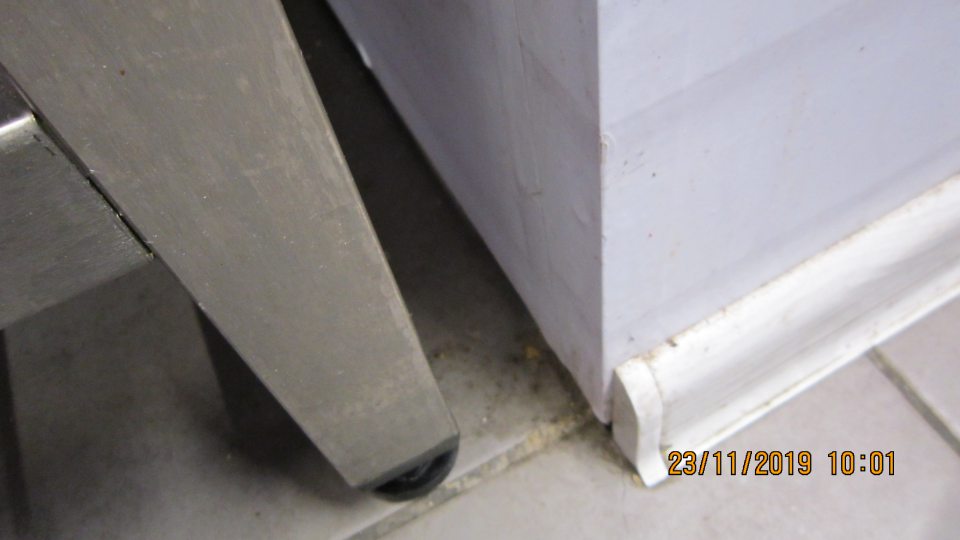 Na predajnej ploche na oddelení predaja lahôdok
znečistená podlaha od zaschnutej špiny, prachu, mastnoty
a napadaných nečistôt v ťažko prístupných miestach. 