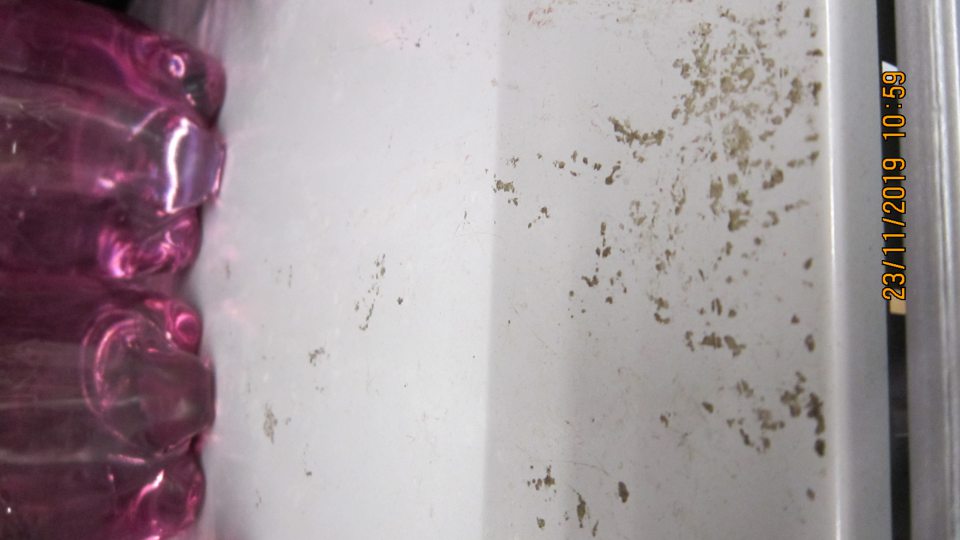 Na predajnej ploche na oddelení predaja nealkoholických
nápojov znečistené police regálov.  