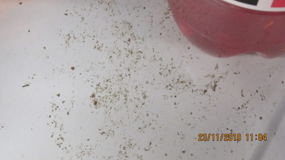 Na predajnej ploche na oddelení predaja nealkoholických nápojov znečistené police regálov. 