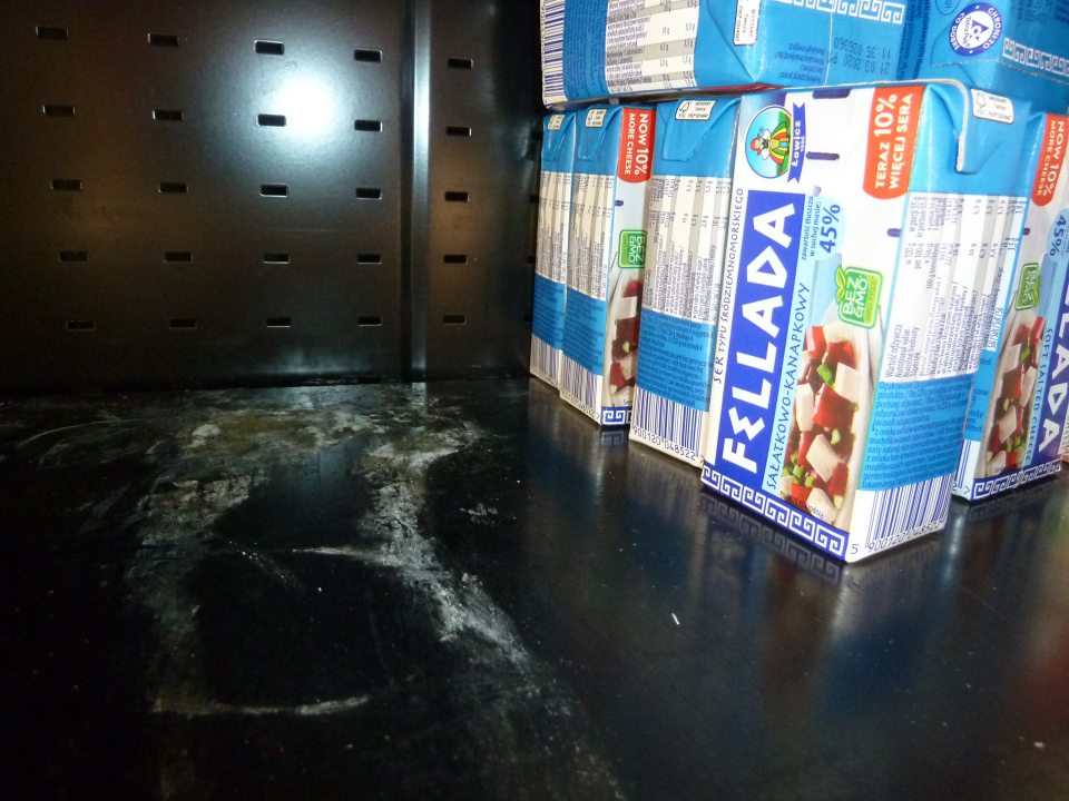 Znečistenie v chladiacom zariadení pre mliečne výrobky.