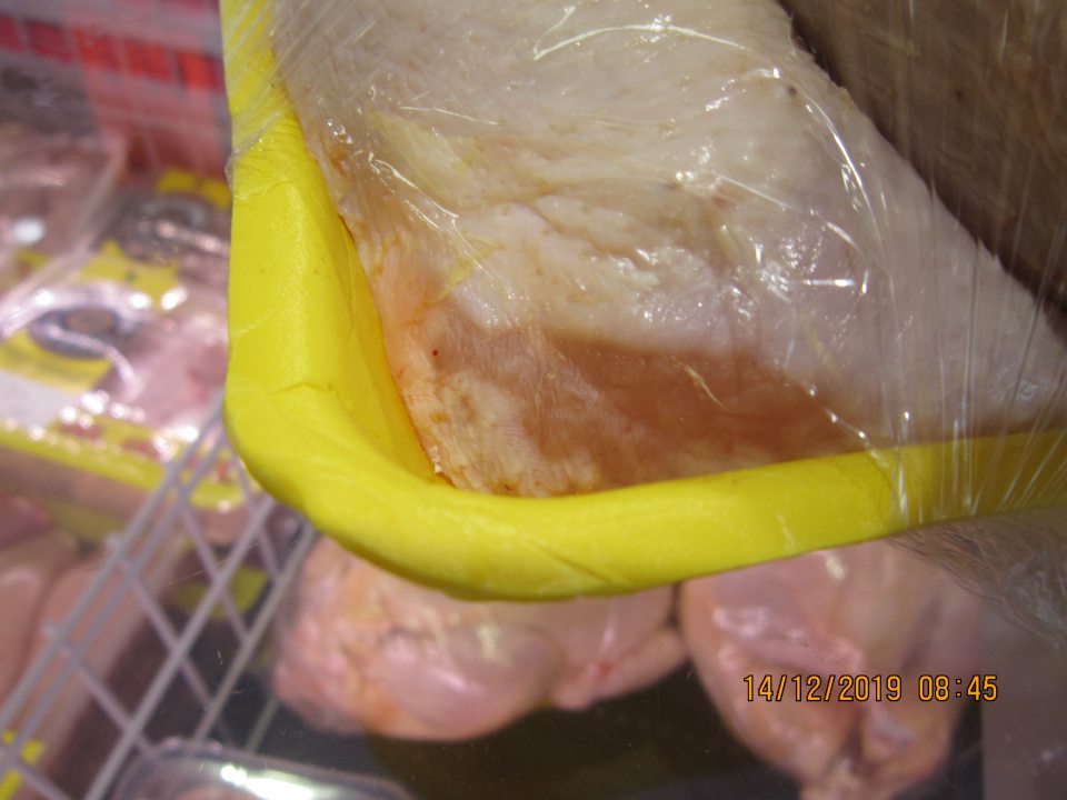 Predaj výrobku  Kurča bez drobkov a 2 kuracie štvrte s poškodeným obalom.