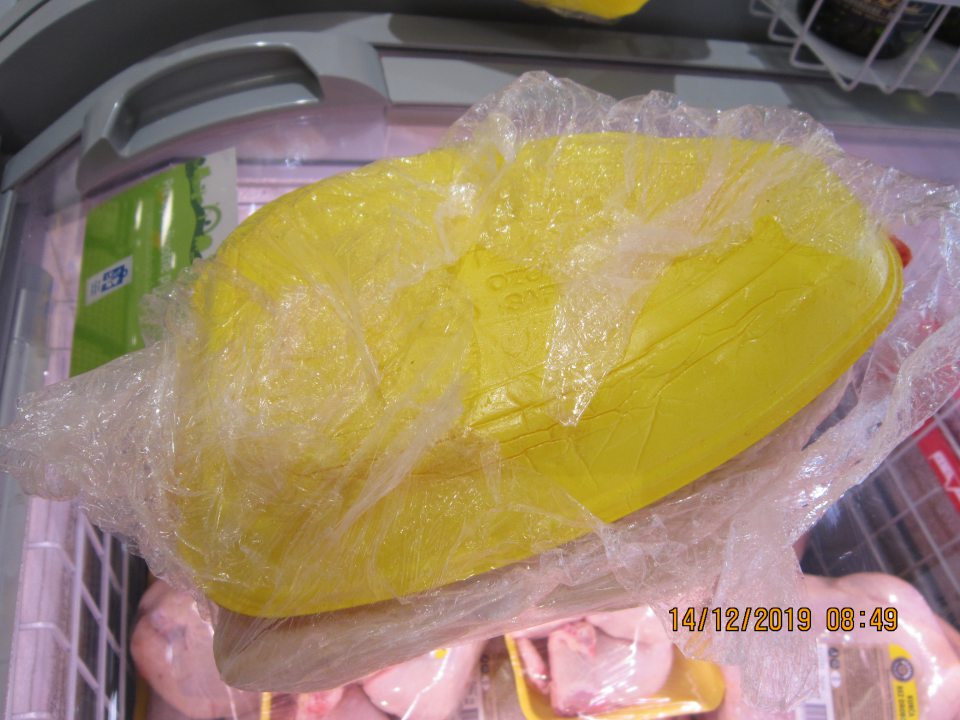 Predaj výrobku Kurča bez drobkov nedostatočne zabalené, obal  /prieťažná fólia/ neprilieha na podložku. 