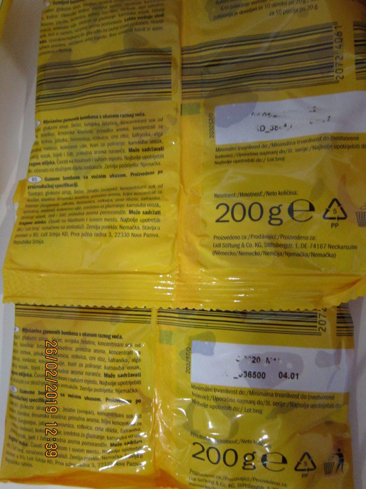 na predajnej ploche bol ponúkaný na predaj tovar s čiastočne zmazanými povinnými údajmi