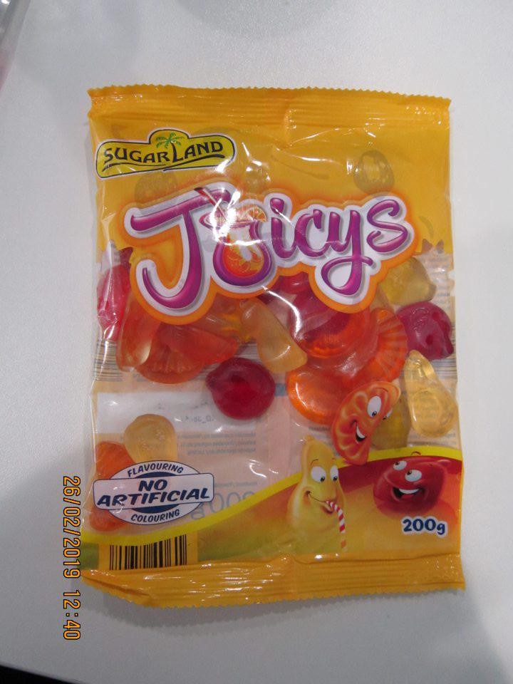 na predajnej ploche bol ponúkaný na predaj tovar s čiastočne zmazanými povinnými údajmi