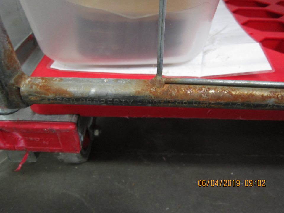 V zázemí prevádzky v chladiacom boxe korózia na kovovej klietke.