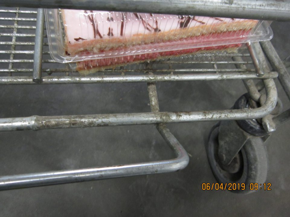 V zázemí prevádzky manipulačný vozík na potraviny znečistený nánosom prachu, nečistotami.