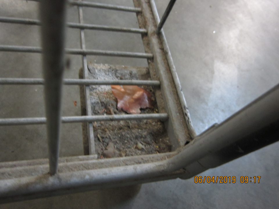 V zázemí prevádzky manipulačný vozík na potraviny znečistený nánosom prachu, nečistotami.