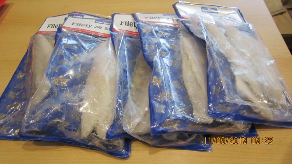 Na predajnej ploche v mraziacom zariadení
poškodené vákuové balenie 5 ks výrobku -
Filety zo zubáča s kožou, bez šupín,
hlbokozmrazené, s pridanou vodou/glazúrované,
vákuovo balené 400 g.
