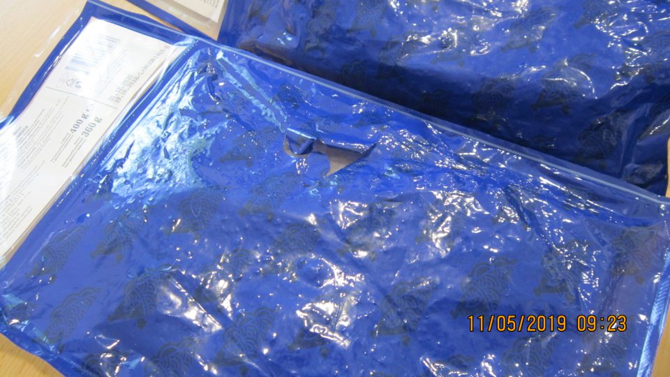 Poškodenie zadnej strany obalu -
natrhnutý obal u výrobku:
Filety zo zubáča s kožou, bez šupín
hlbokozmrazené 400 g.
