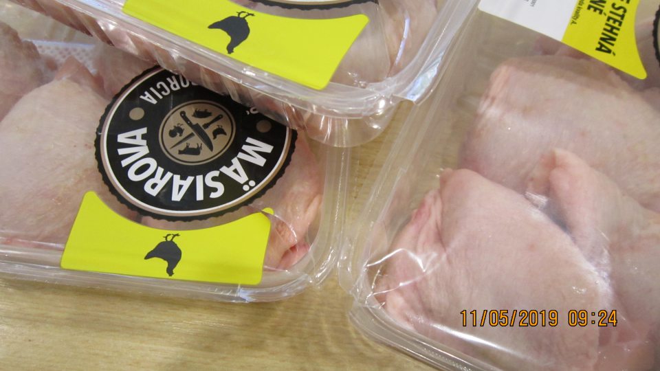 Na predajnej ploche v chladiacom zariadení
sa nachádzal 3 ks výrobku s poškodeným priamym obalom:
Kuracie stehná horné balené v ochrannej atmosfére.  