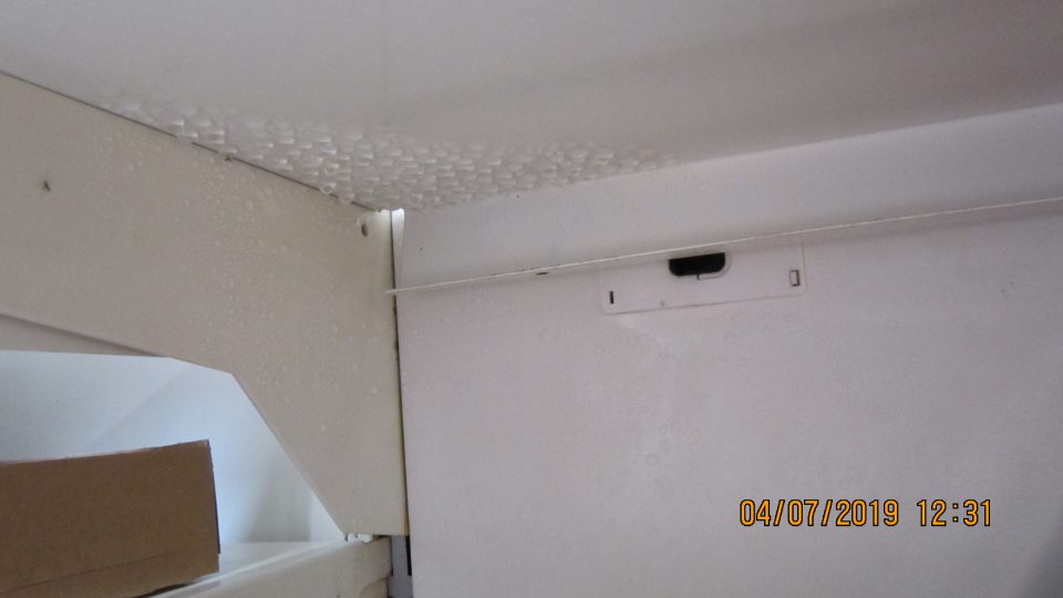 Výskyt kondenzu na spodnej strane police v chladiacej vitríne s umiestnenými bagetami.