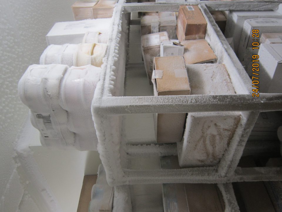 V zázemí skladu prevádzky v mraziacom boxe bola na strope, stenách, regáloch, na podlahe, na obaloch potravín zistená hrubá vrstva námrazy.