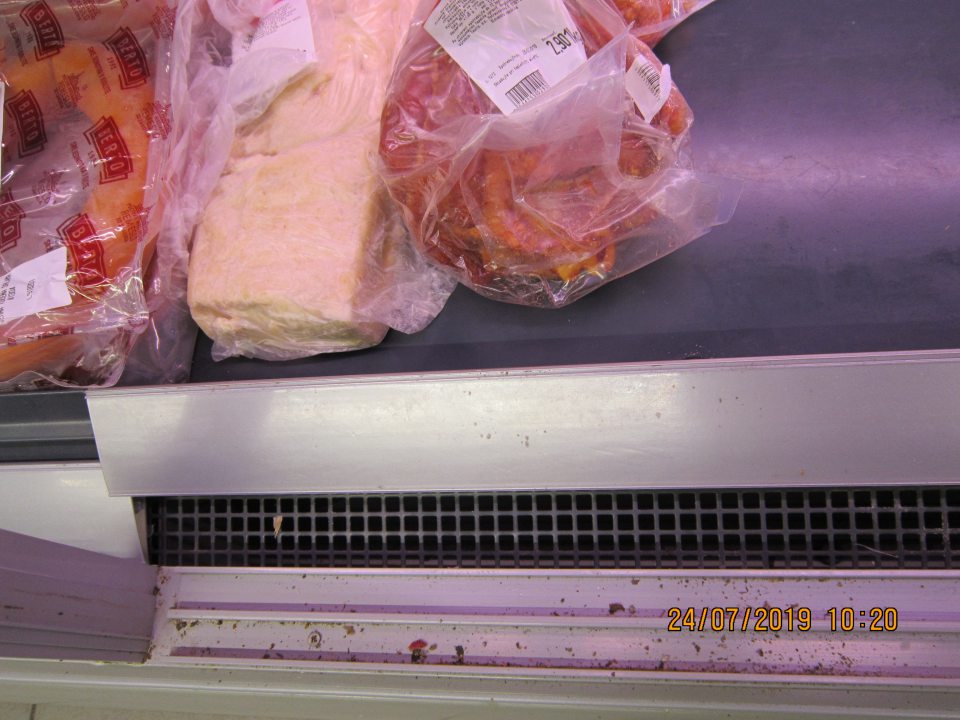 V oddelení predaja lahôdok v chladiacich vitrínach, v ktorých sa v čase kontroly uchovávali mäsové a mliečne výrobku boli znečistené lišty zasúvacích dverí