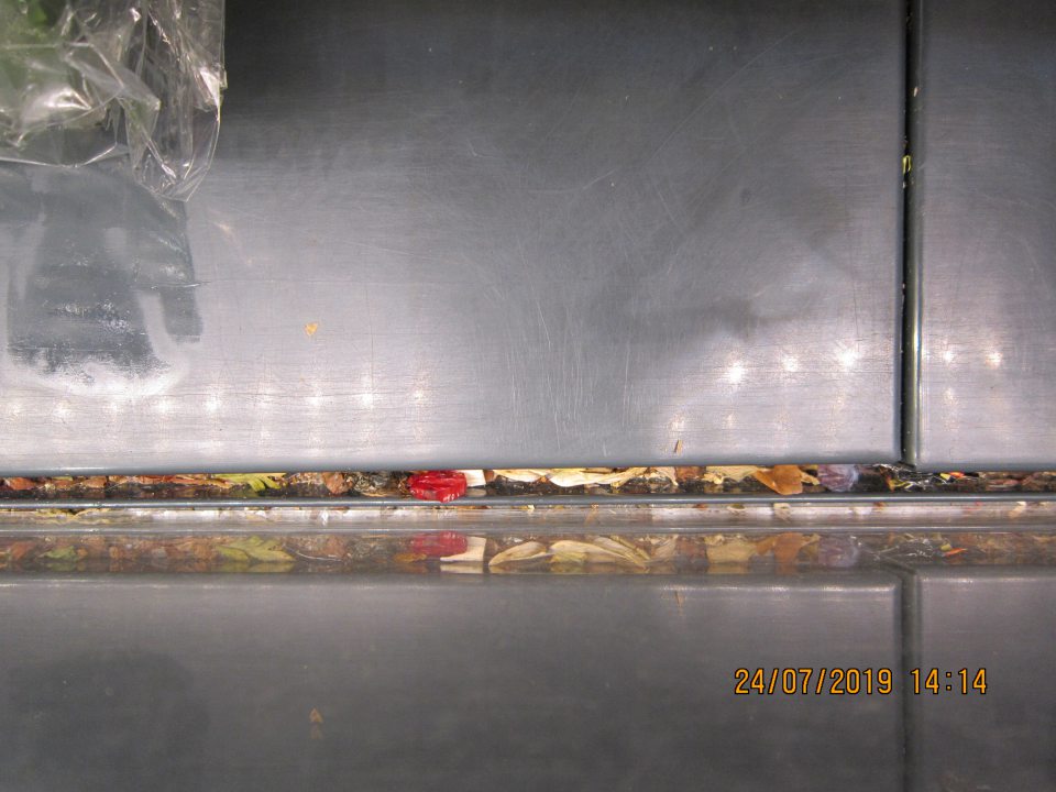 Na predajnej ploche pri vstupe do prevádzky na oddelení ovocia a zeleniny bolo na dne  chladiaceho zariadenia, kde sú vystavované balené maliny, čučoriedky, červené ríbezle zistené hrubé napadané nečistoty, zvyšky ovocia, zeleniny.