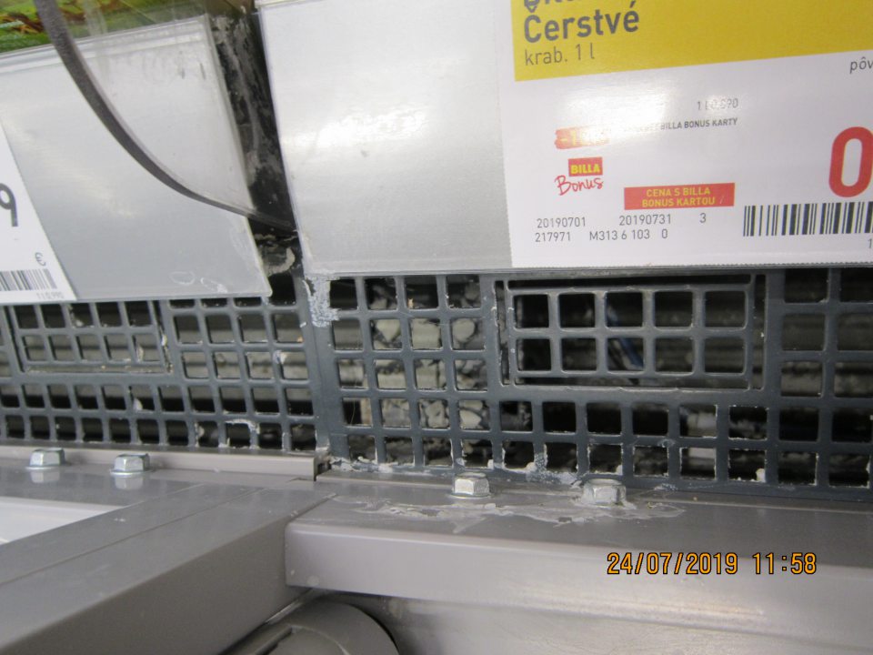 Na predajnej ploche na úseku predaja mliečnych výrobkov v spodnej časti chladiacej vitríny na mriežkach a v priestore pod mriežkami bol zistený výskyt nečistôt a zvyškov potravín