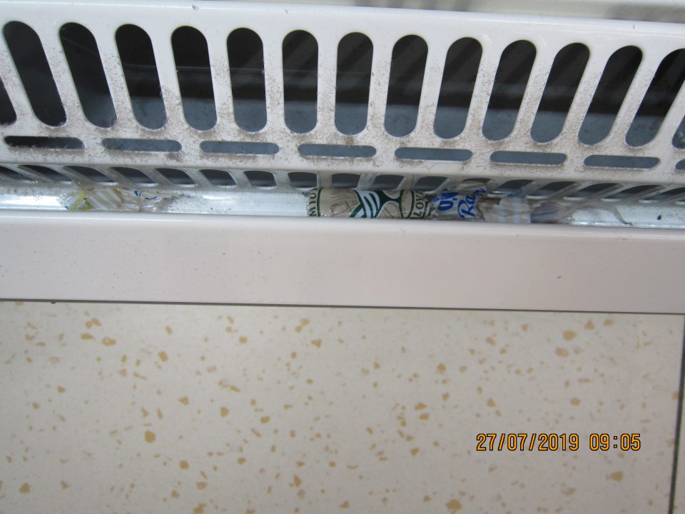 Na predajnej ploche znečistené chladiace zariadenie, napadané plasty z obalov, znečistená mriežka prachom a nečistotami. 