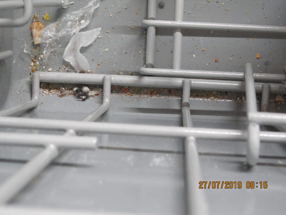 Na predajnej ploche v mraziacom boxe napadané drobné nečistoty, zvyšky plastov, omrvinky z potravín.