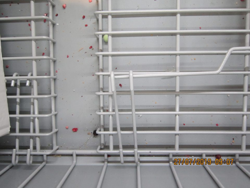 Na predajnej ploche v mraziacom boxe napadané drobné nečistoty a zvyšky potravín. 