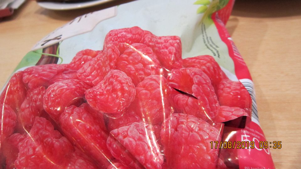 Poškodený priamy obal hlbokozmrazenej potraviny. 