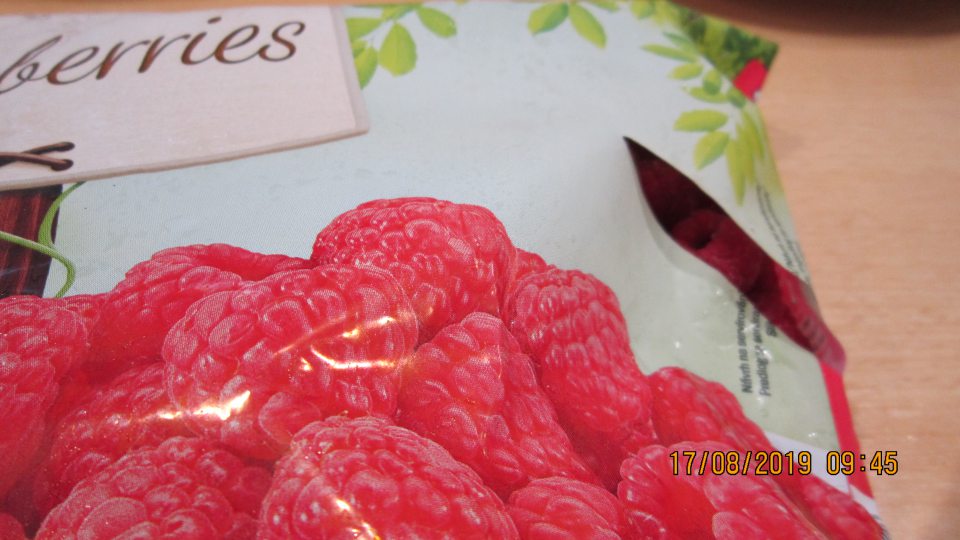 Poškodený priamy obal hlbokozmrazenej potraviny. 