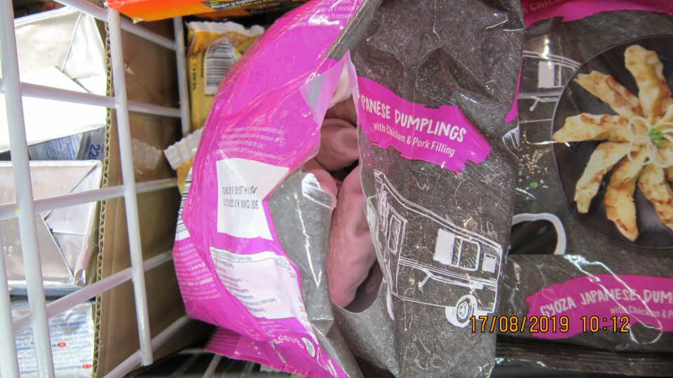 Poškodený priamy obal hlbokozmrazenej potraviny. 