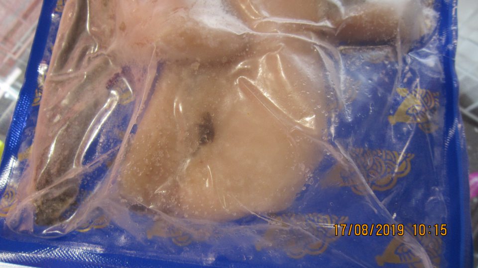 Poškodené vákuove balenie hlbokozmrazenej potraviny. 