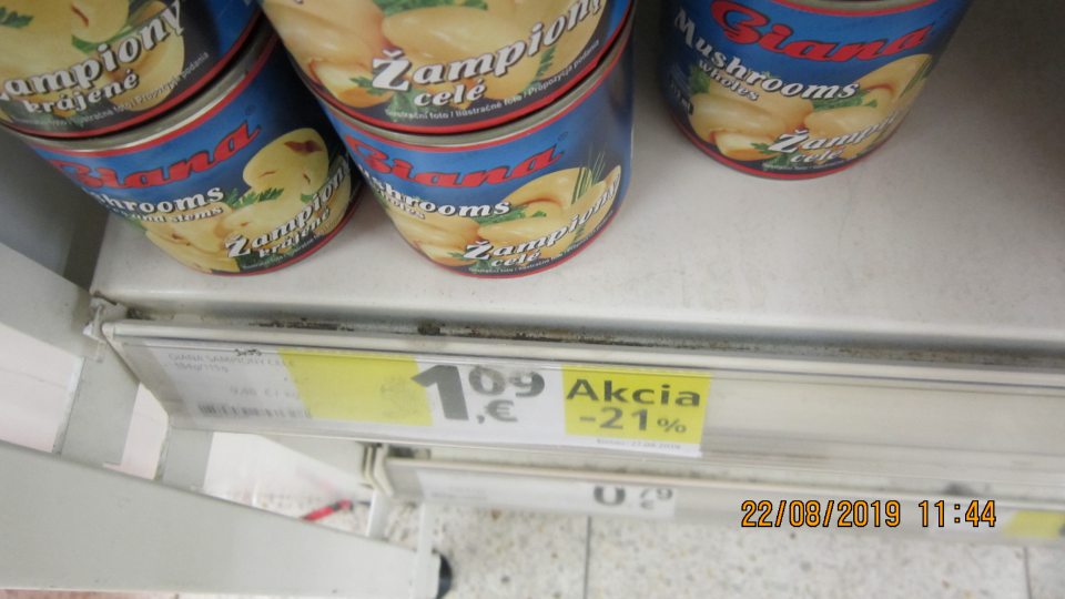 Na predajnej ploche na policiach sú znečistené žliabky za cenovkami.