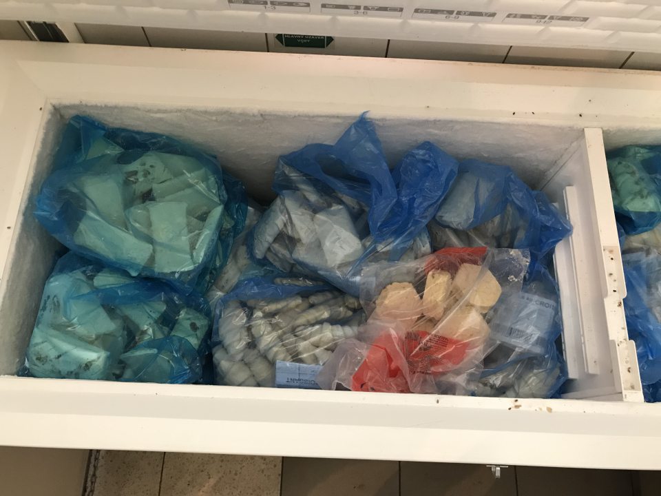 Oddelenie dopeku - väčšie množstvo námrazy a výskyt nečistôt v príručnom mraziacom boxe