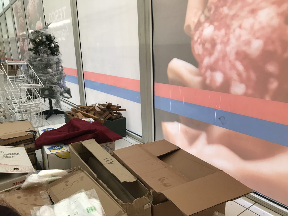 Oddelenie dopeku - skladovanie predmetov nesúvisiacich s činnosťou dopekania v otvorenom priestore medzi regálmi a výkladom v blízkosti manipulačného priestoru