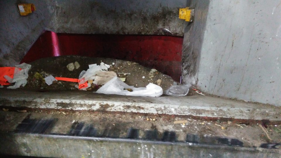 Príjmová rampa- znečistený povrch násypného lievika do kontajnera na komunálny odpad