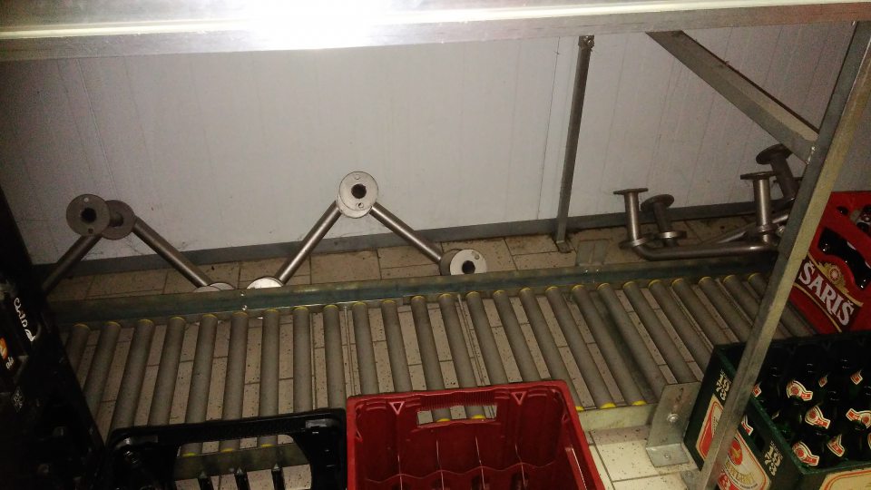 Výkup zálohovaných fliaš- uskladnenie nepoužívaných kovových častí technologického zariadenia pod manipulačným pásom na fľaše