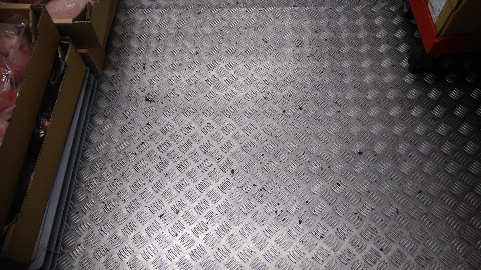 Chladiaci box na mäso - znečistená podlaha