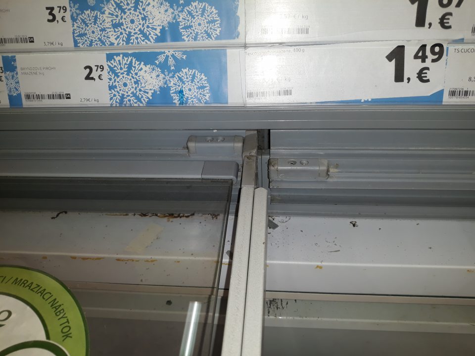 Predajná plocha - mraziace zariadenia na polotovary, ryby, zmrzliny a zelenina - znečistené lišty pod posuvnými dvierkami