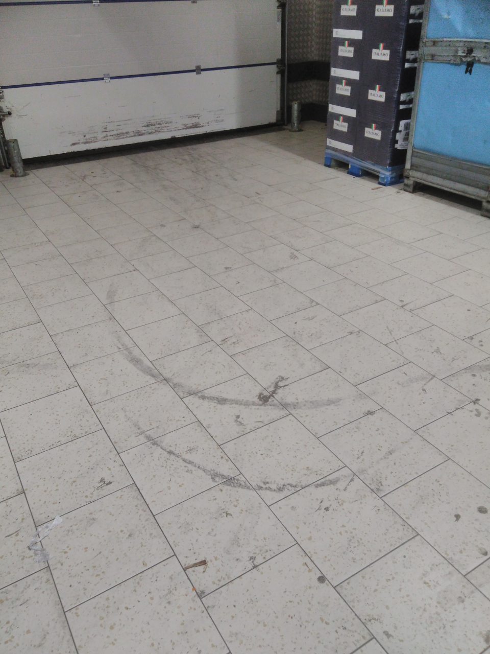 Znečistená podlaha, zaschnuté nečistoty po celej ploche skladu