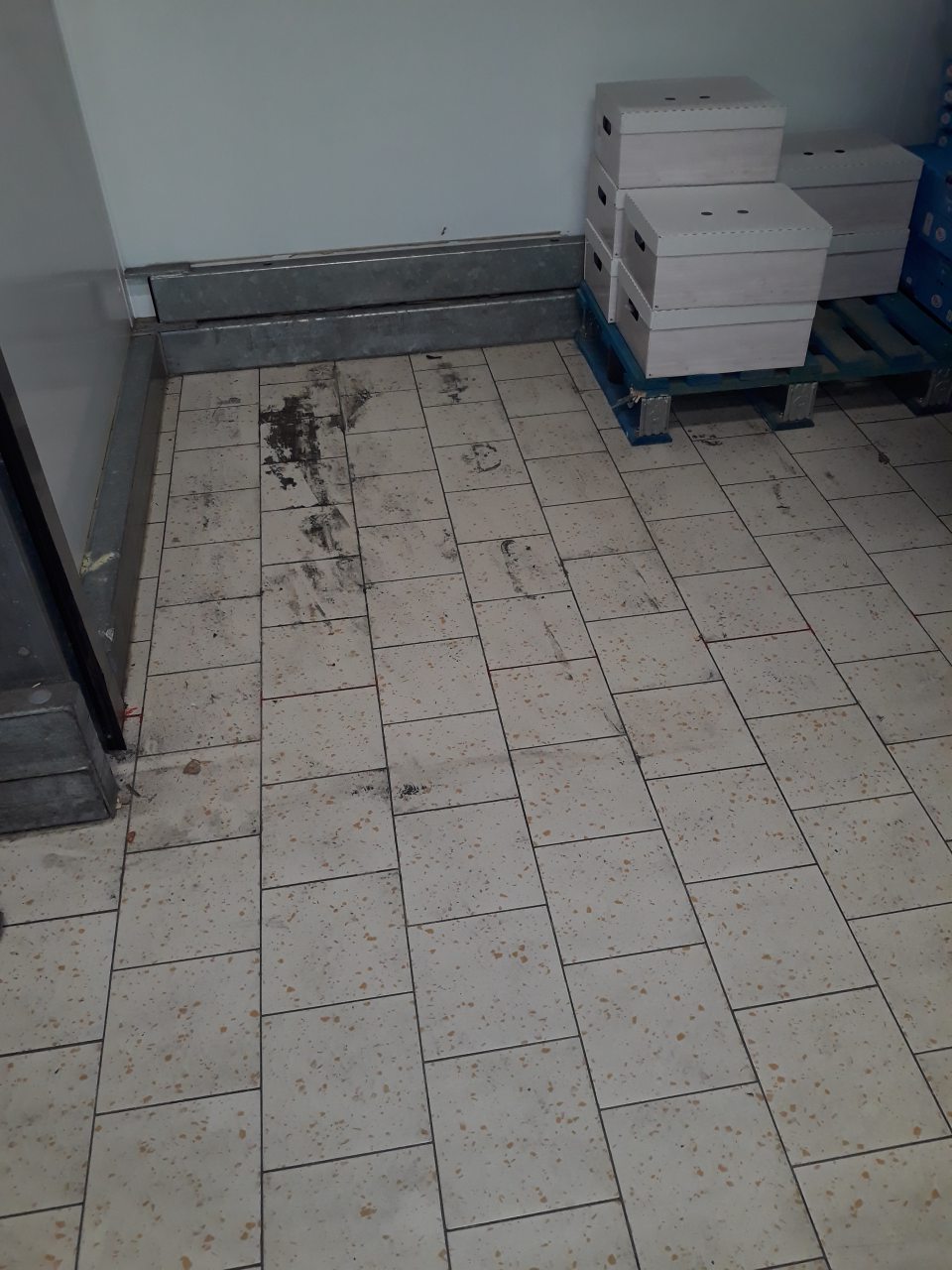 - Znečistená podlaha v sklade na viacerých miestach.