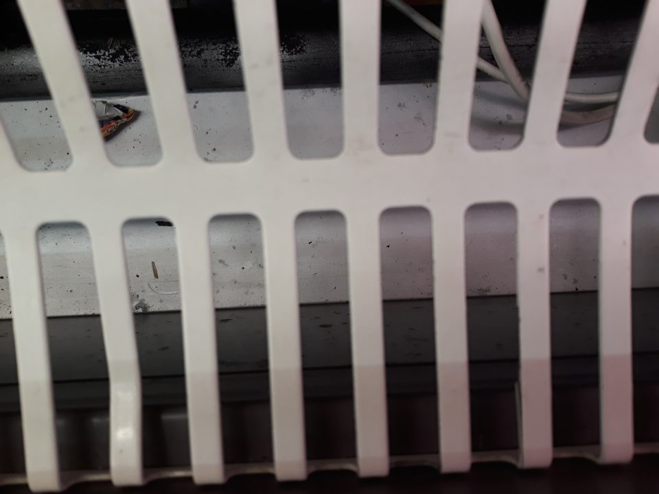 - - Chladiace zariadenie na mäso v predajni - znečistený priestor pod prednými mriežkami