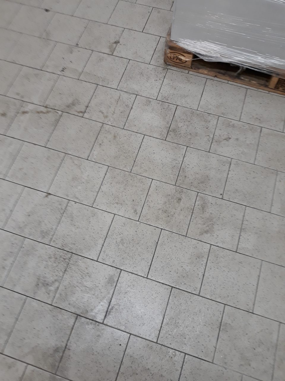 - Mraziaci box v zázemí - nevyčistená podlaha