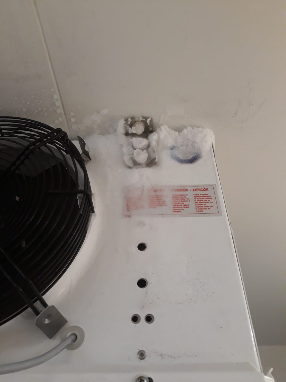 - Mraziaci box v oddelení dopeku - námraza na strope a klimatizačnej jednotke